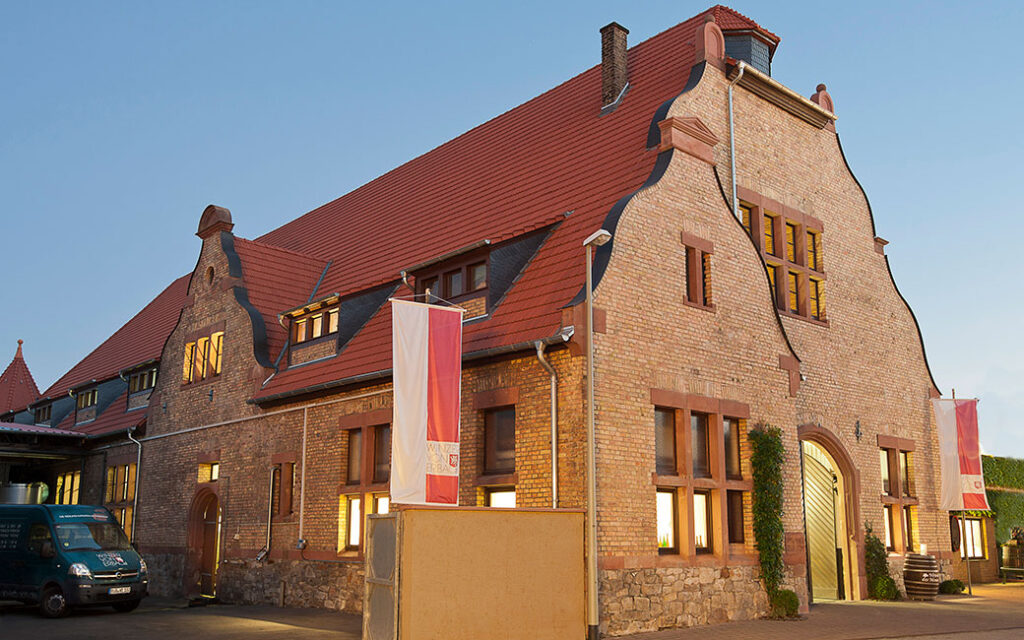 Aussenansicht der Winzergenossenschaft Winzer von Erbach Rheingau mit Blick auf die historische Kelterhalle von 1903