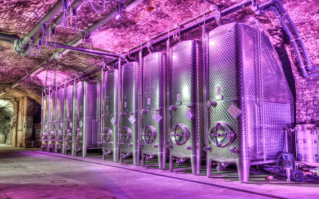 Gekühlte Vergärung in Edelstahltanks im Weinkeller der Winzer von Erbach eG Rheingau