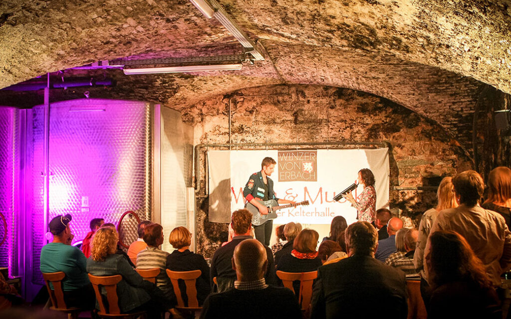 Musikband Carrousel beim Konzert im Weinkeller der Winzer von Erbach eG mit Konzertpuplikum