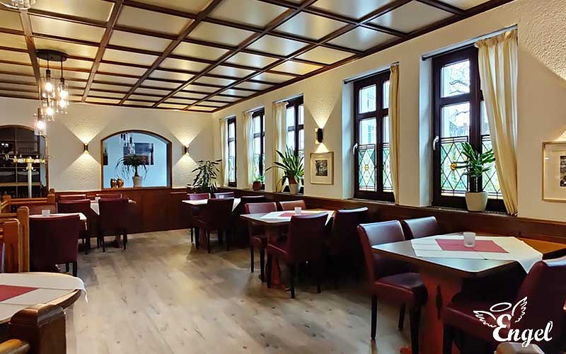 Blick in die gemütliche Gaststube vom Restaurant Zum Engel in Erbach am Rhein