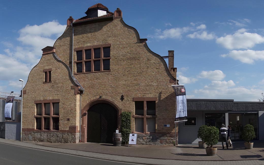 Aussenansicht der Kelterhalle mit Vinothek der Winzer von Erbach eG