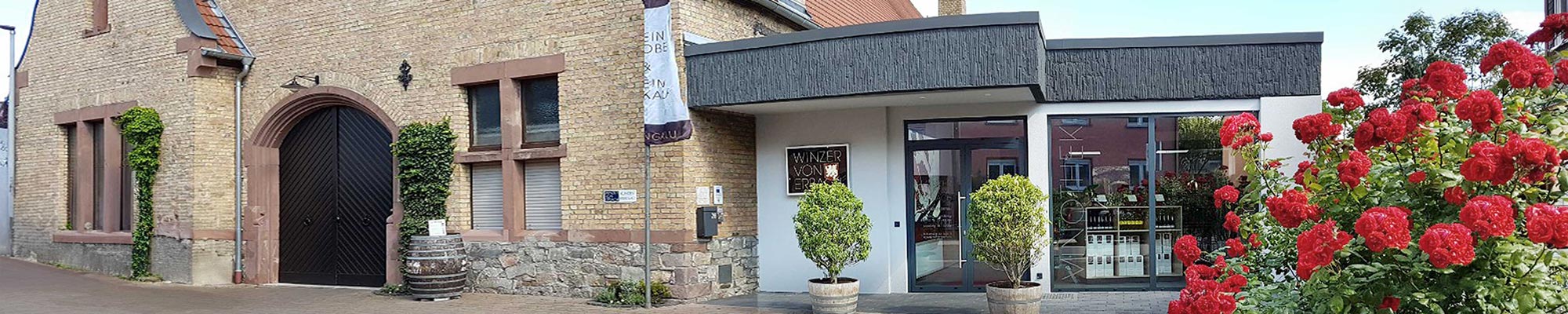 Hausansicht der Winzergenossenschaft Winzer von Erbach eG im Rheingau mit Vinothek und Kelterhalle