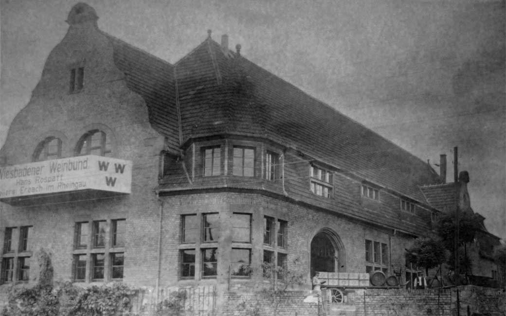 Historische Kelterhalle von 1903 in Erbach im Rheingau als schwarz-weiß Bild