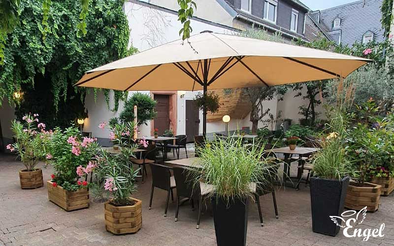 Malerischer Innenhof vom Restaurant Zum Engel in Erbach am Rhein mit 40 Sitzplätzen