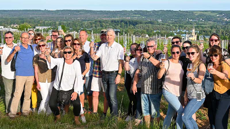 Menschen mit Weinglas in der Hand bei Weinbergsspaziergang durch Erbacher Weinberge