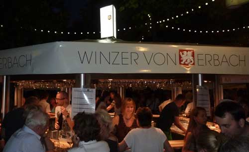 Weinstand der Winzer von Erbach eG auf der Wiesbadener Weinwoche im dunkeln