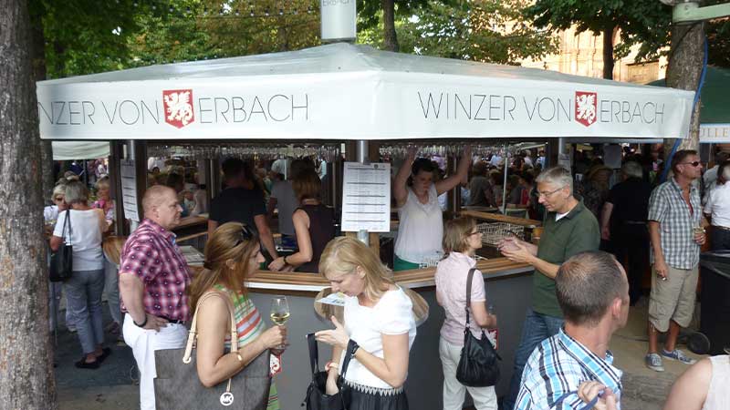 Weinstand der Winzer von Erbach eG auf der Wiesbadener Weinwoche
